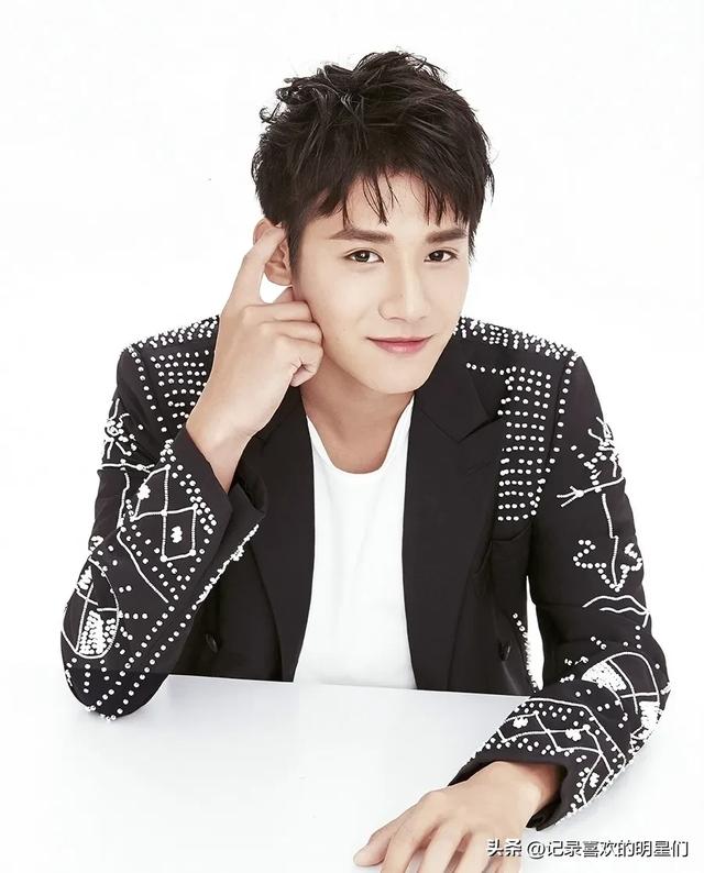 今天来说说宝藏男孩:郑业成,阳光帅气十足大男孩!