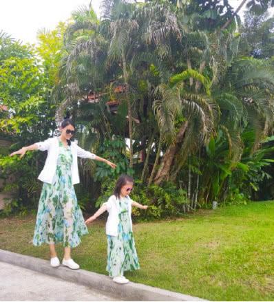 张梓琳晒母女合照,3岁女儿已和妈妈腰一样高了,网友:好基因