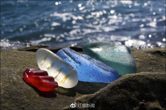 别再捡走沙滩上的玻璃石了！俄罗斯旅游胜地“玻璃湾”正在消失