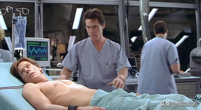 《透明人魔》别人看不见你时,就可以为所欲为的惊悚电影