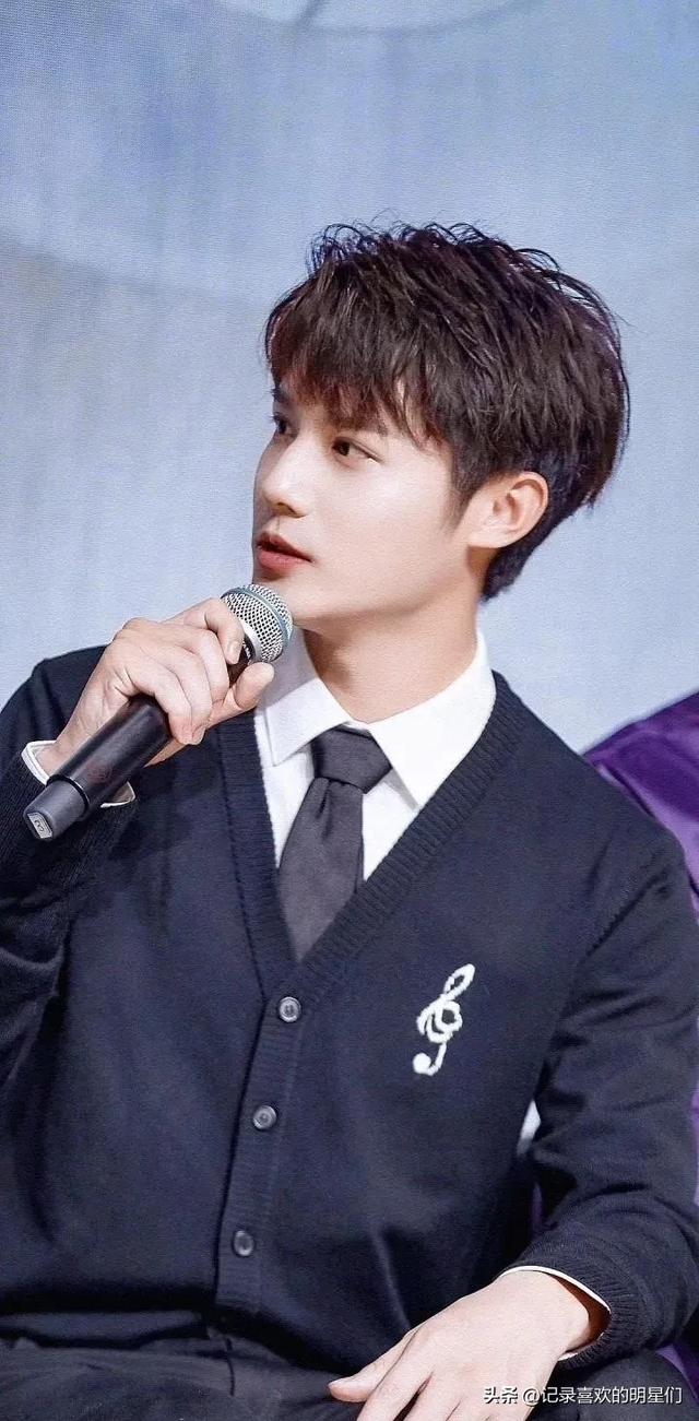 今天来说说宝藏男孩:郑业成,阳光帅气十足大男孩!