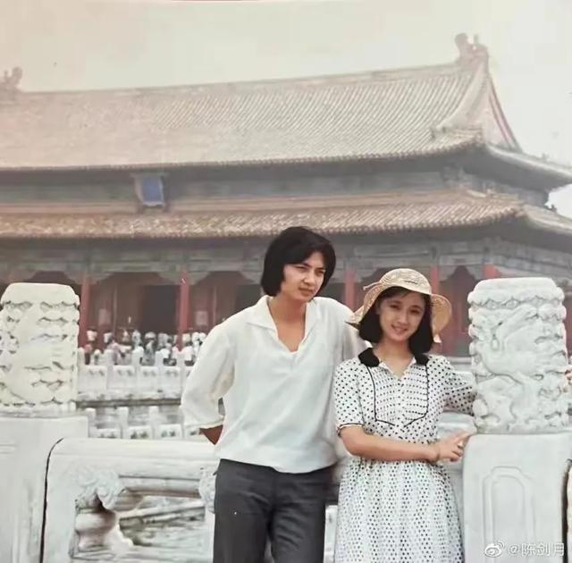 侯长荣：娶小5岁的陈剑月，妻子在剧组意外怀孕，现如今怎么样了