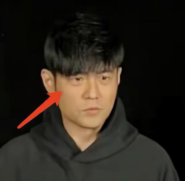 周杰伦近照瘦了!与梅西、权志龙等大咖合影曝光,天王气场不输