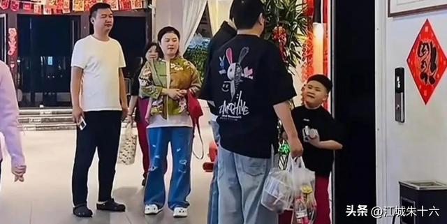沈腾三亚度假曝光,父母健康堪忧,妻子暴瘦引关注