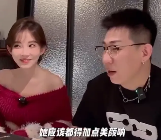 在石邀请冯提莫一起直播,拿出当年早期黑照,问她为什么差这么多