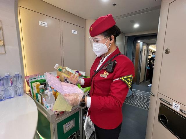 交广会客厅｜渴望团聚的母亲～“复兴号”列车长欧阳一君的逆行故事