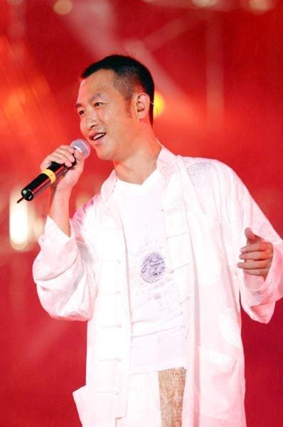 歌手高枫：刚爆红就在北京悲情离世，他父母20年的坚持让人泪目