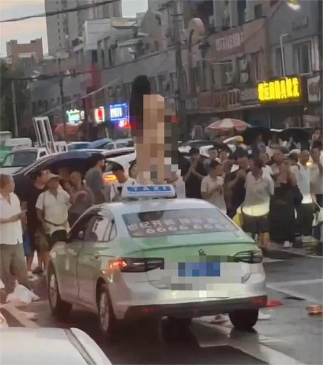 越闹越大! 当街裸舞女子凭一己之力,再将青岛送上热搜! 大爷看呆了