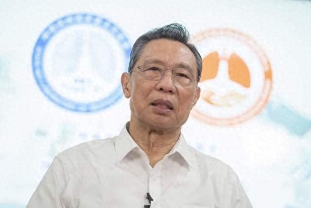 钟南山女儿接受采访,透露生活中的父亲,网友齐呼“父女俩太像”