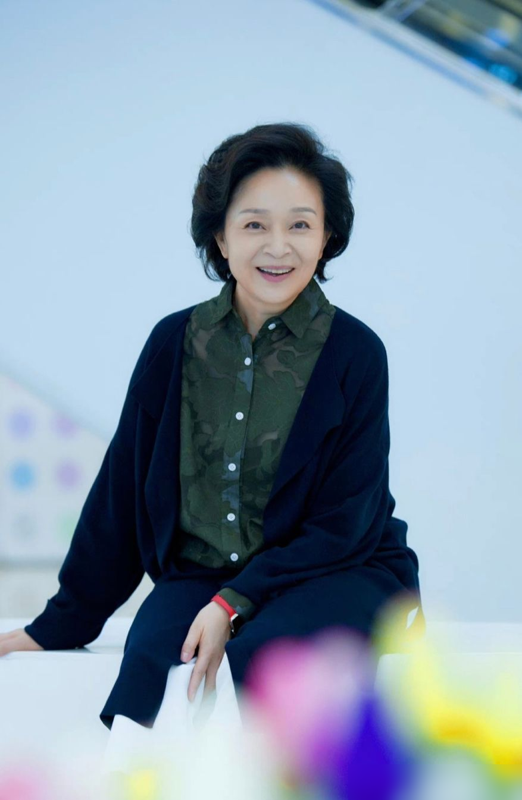 64岁刘莉莉真正优雅到老:头发微卷,穿衣年轻,美成奶奶辈榜样