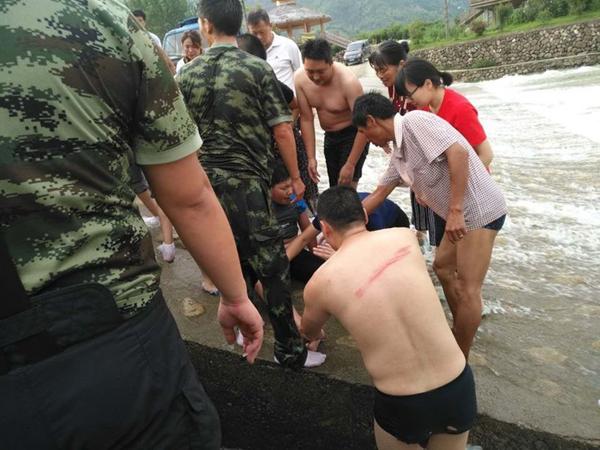 救孩子!30多人血肉之躯堵急流为营救争取时间