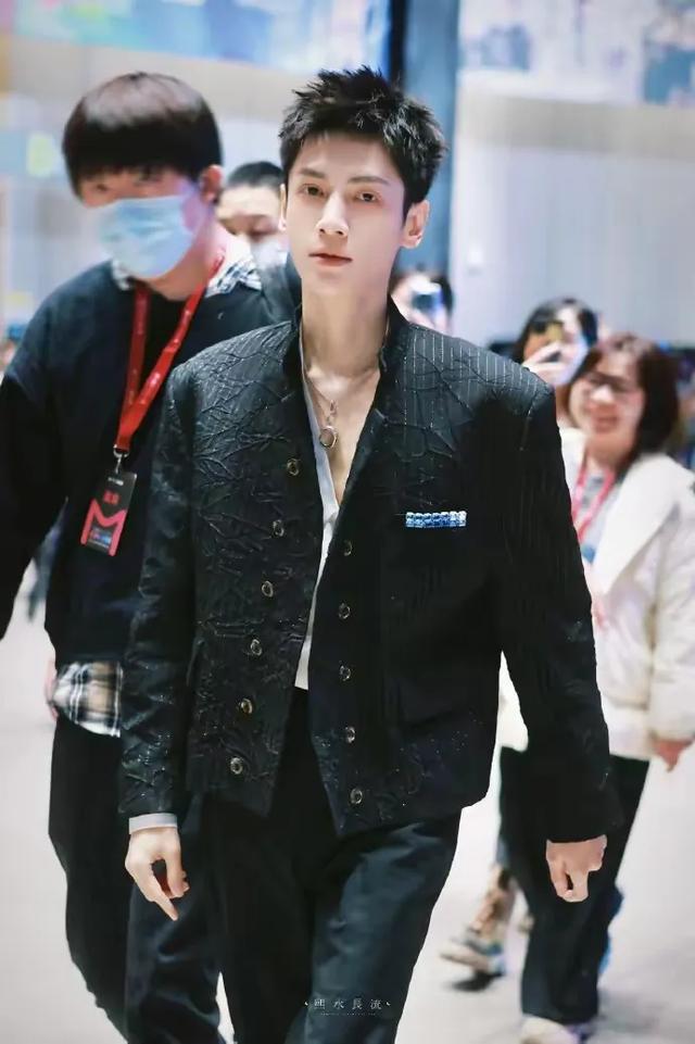 天呐罗云熙增肥成功了，脸颊饱满柔和，颜值回春，状态恢复巅峰了