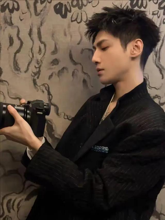 天呐罗云熙增肥成功了，脸颊饱满柔和，颜值回春，状态恢复巅峰了