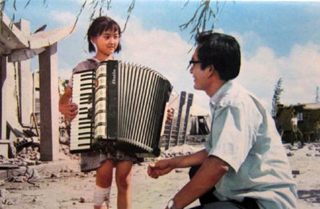 难忘老电影‖以唐山大地震为背景影片《蓝光闪过之后》(1979)