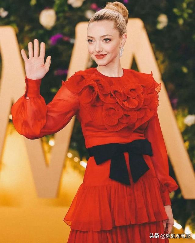 阿曼达·塞弗里德亮相四国杂志封面，金发美人冷脸出镜酷感十足