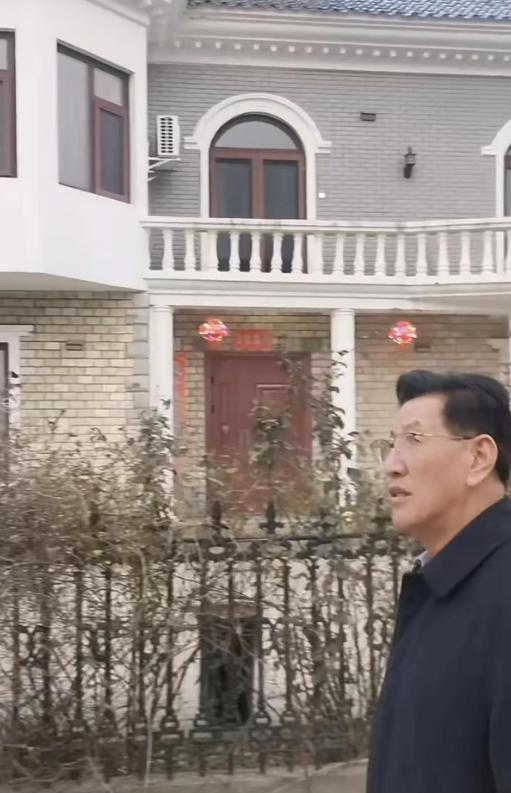 李菁菁现状：住北京宋庄别墅与父母一起生活，乳腺癌4年变瘦复出