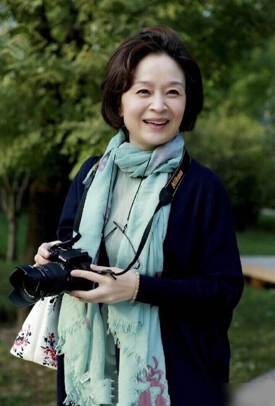 64岁刘莉莉真正优雅到老:头发微卷,穿衣年轻,美成奶奶辈榜样