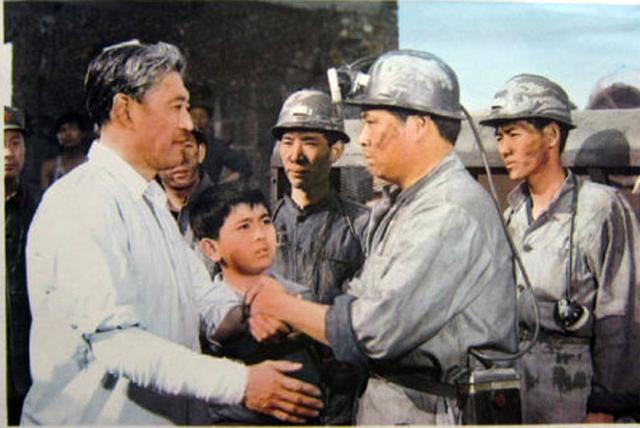 难忘老电影‖以唐山大地震为背景影片《蓝光闪过之后》(1979)