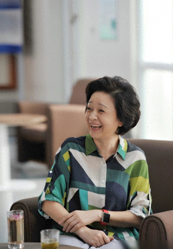 64岁刘莉莉真正优雅到老:头发微卷,穿衣年轻,美成奶奶辈榜样