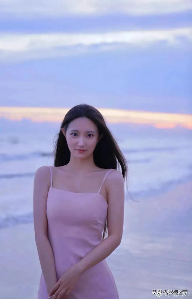 173cm“传媒校花”,完美身材仿佛初恋的感觉