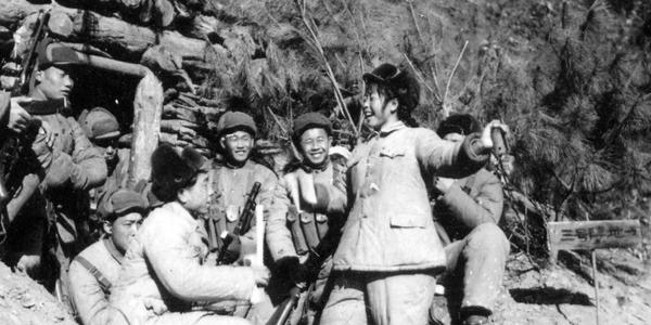 一位抗美援朝的女兵：住30平小屋，穿15元破鞋，却一次捐款1000万