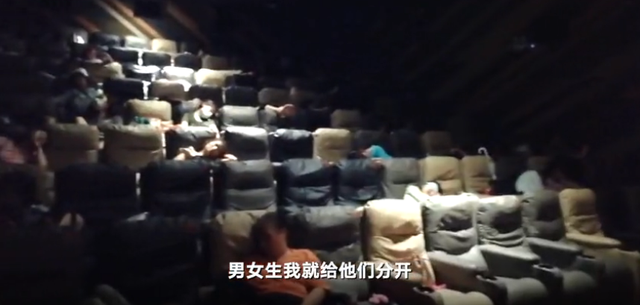 郑州一电影院开放影厅供近千人留宿 工作人员：免费提供热水和电源