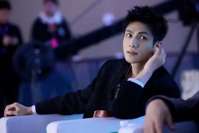 天呐罗云熙增肥成功了，脸颊饱满柔和，颜值回春，状态恢复巅峰了