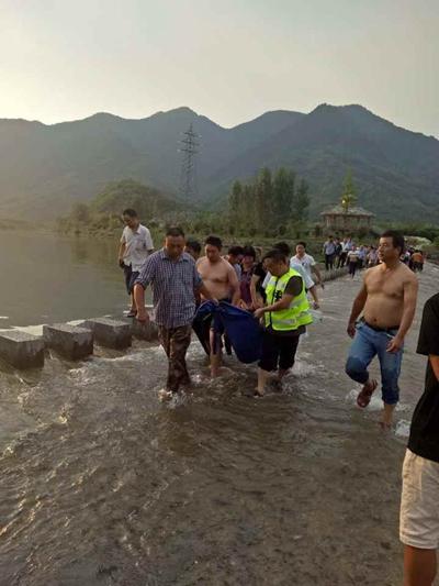 救孩子!30多人血肉之躯堵急流为营救争取时间