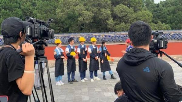 时隔多年,八阿哥晴川再次同框,这距离也暴露了两人真实的关系