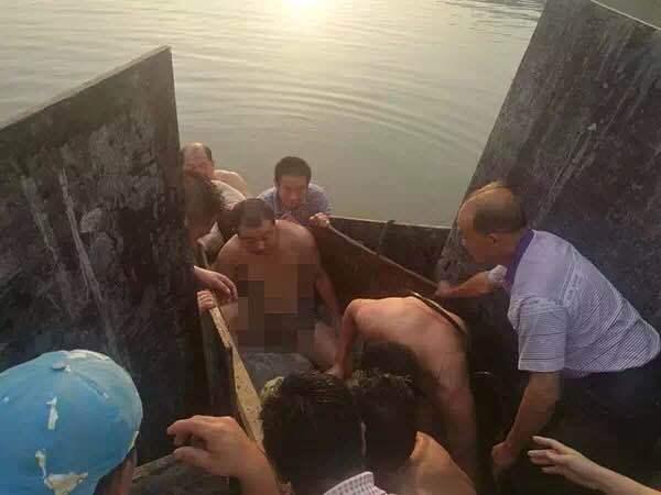 救孩子!30多人血肉之躯堵急流为营救争取时间