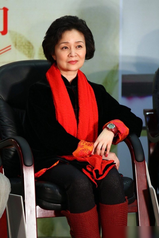 64岁刘莉莉真正优雅到老:头发微卷,穿衣年轻,美成奶奶辈榜样