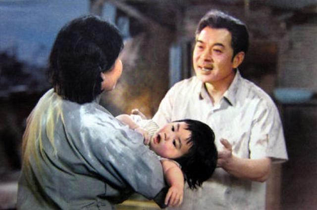 难忘老电影‖以唐山大地震为背景影片《蓝光闪过之后》(1979)