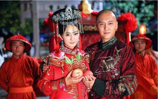 时隔多年,八阿哥晴川再次同框,这距离也暴露了两人真实的关系