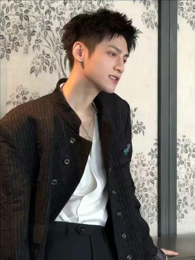 天呐罗云熙增肥成功了，脸颊饱满柔和，颜值回春，状态恢复巅峰了