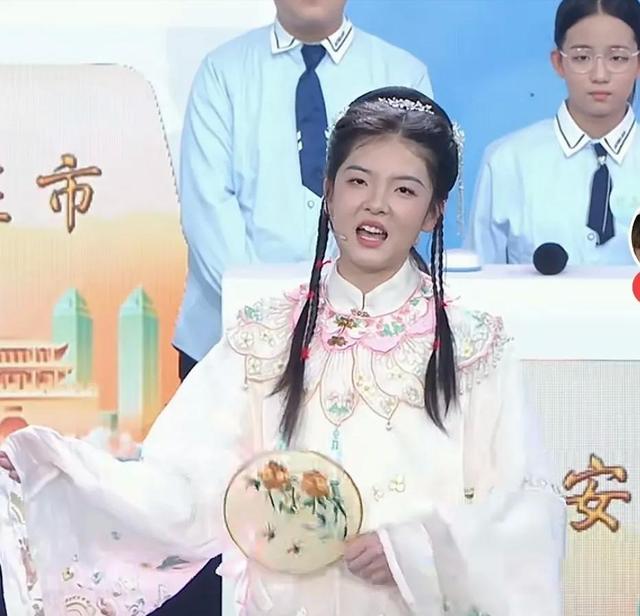 王大艺被骂双眼无神 体型差 被父母捧过头！网友：看着怪怪的 大块头