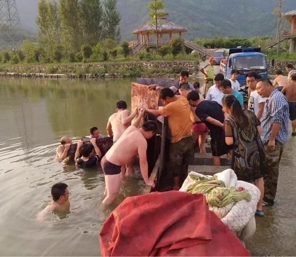 救孩子!30多人血肉之躯堵急流为营救争取时间