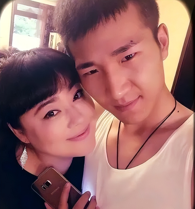 李菁菁现状：住北京宋庄别墅与父母一起生活，乳腺癌4年变瘦复出