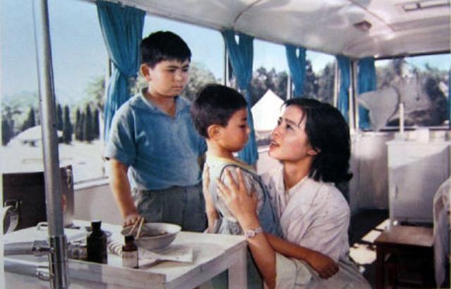 难忘老电影‖以唐山大地震为背景影片《蓝光闪过之后》(1979)