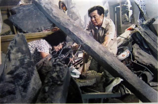 难忘老电影‖以唐山大地震为背景影片《蓝光闪过之后》(1979)