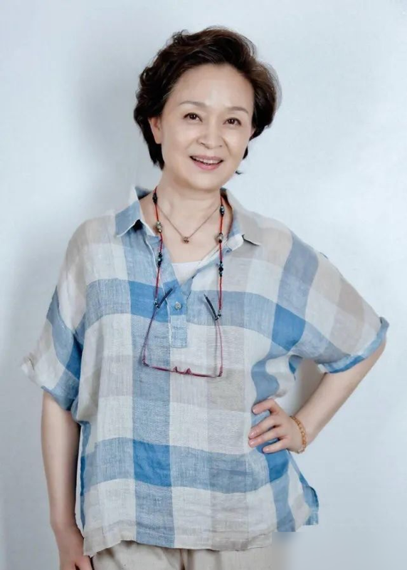 64岁刘莉莉真正优雅到老:头发微卷,穿衣年轻,美成奶奶辈榜样