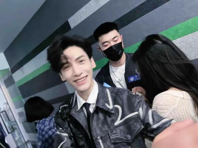 天呐罗云熙增肥成功了，脸颊饱满柔和，颜值回春，状态恢复巅峰了