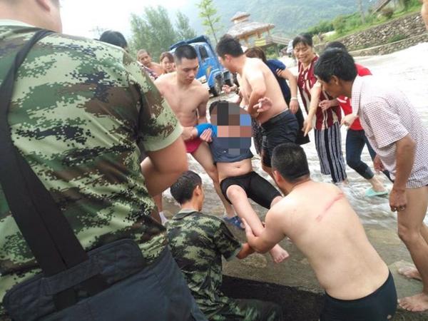 救孩子!30多人血肉之躯堵急流为营救争取时间