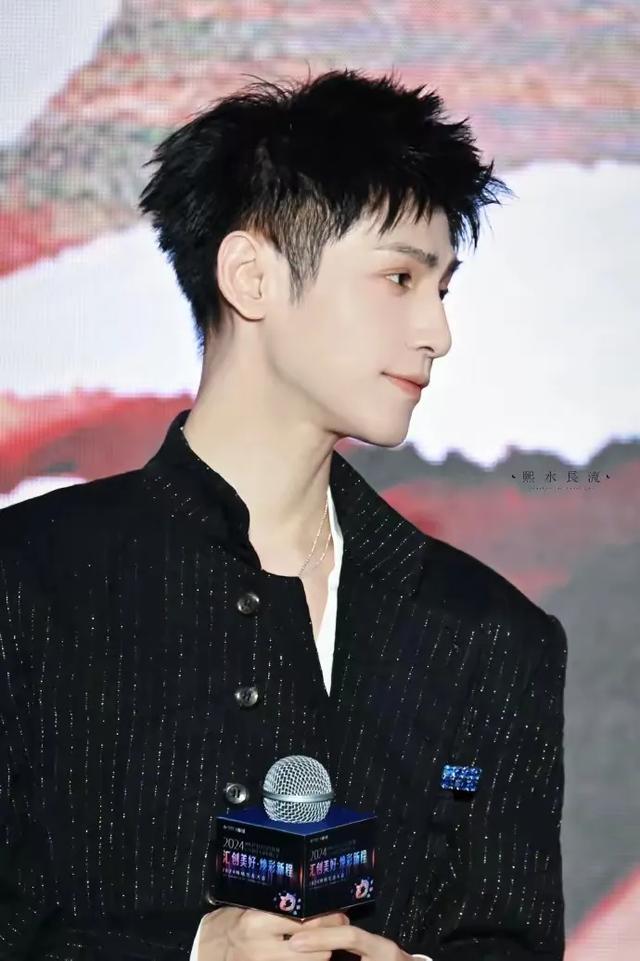 天呐罗云熙增肥成功了，脸颊饱满柔和，颜值回春，状态恢复巅峰了