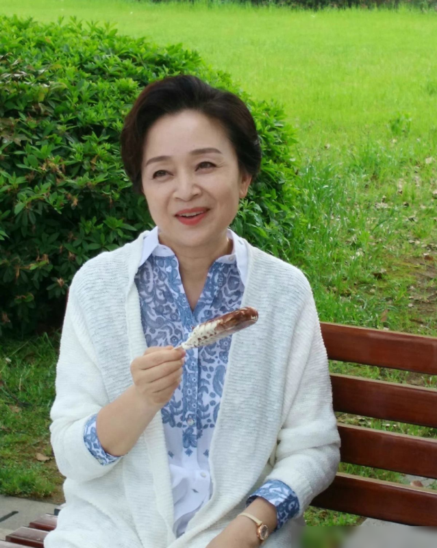 64岁刘莉莉真正优雅到老:头发微卷,穿衣年轻,美成奶奶辈榜样