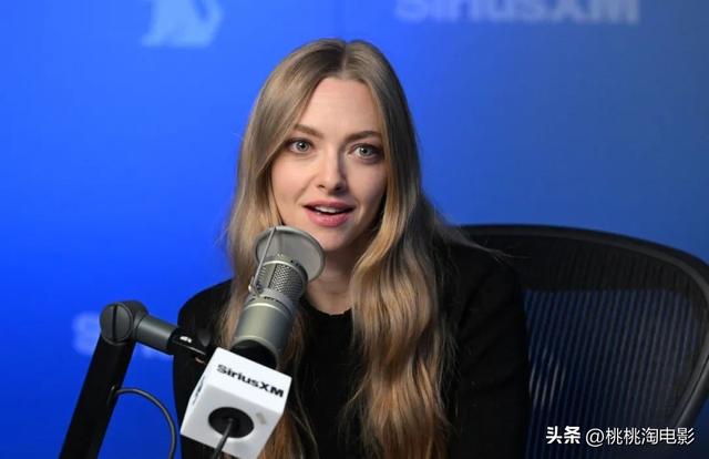 阿曼达·塞弗里德亮相四国杂志封面，金发美人冷脸出镜酷感十足