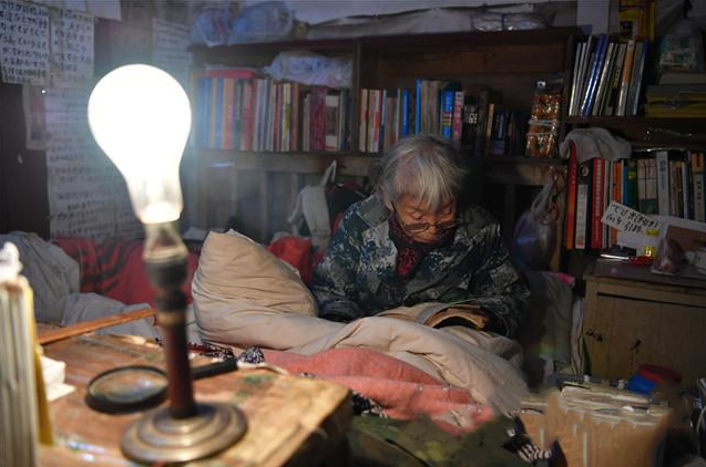 一位抗美援朝的女兵：住30平小屋，穿15元破鞋，却一次捐款1000万