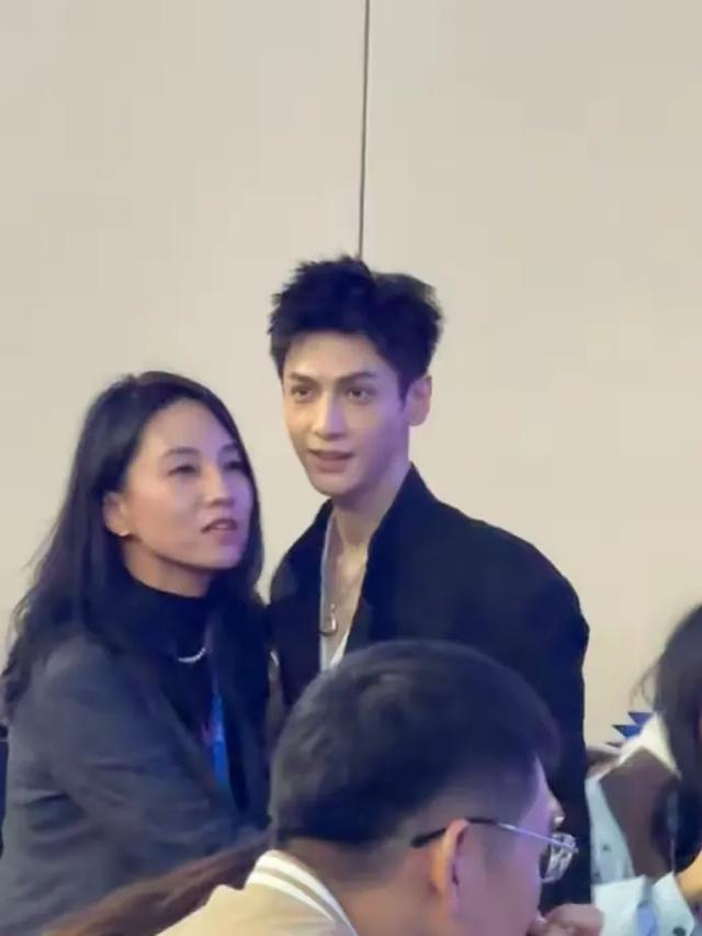 天呐罗云熙增肥成功了，脸颊饱满柔和，颜值回春，状态恢复巅峰了