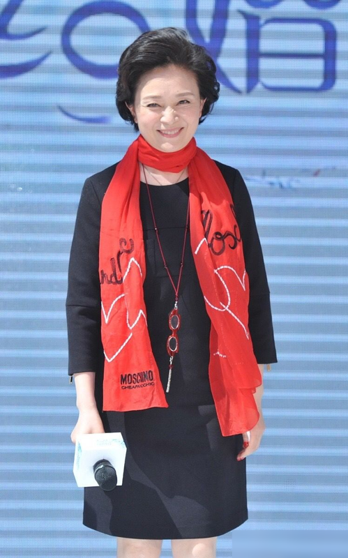 64岁刘莉莉真正优雅到老:头发微卷,穿衣年轻,美成奶奶辈榜样