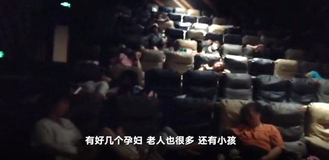 郑州一电影院开放影厅供近千人留宿 工作人员：免费提供热水和电源