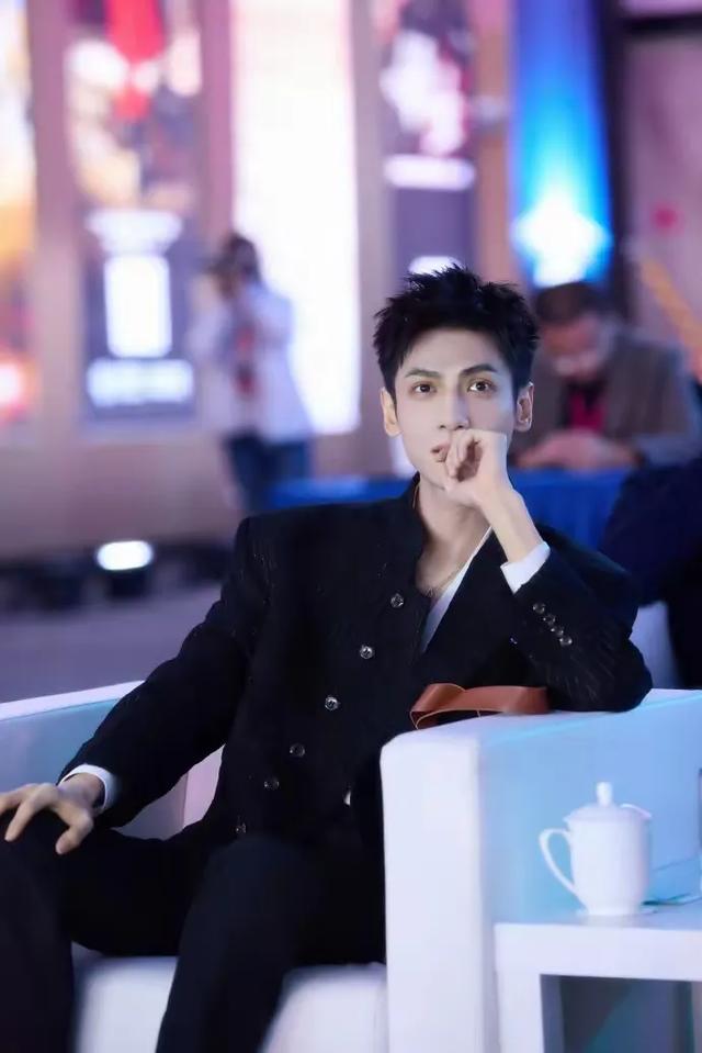 天呐罗云熙增肥成功了，脸颊饱满柔和，颜值回春，状态恢复巅峰了